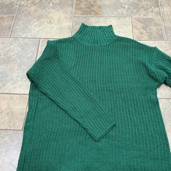 💰Bundle and save lots💰 Forest Green Turtleneck Sweater for Women - Picture 2 of 5